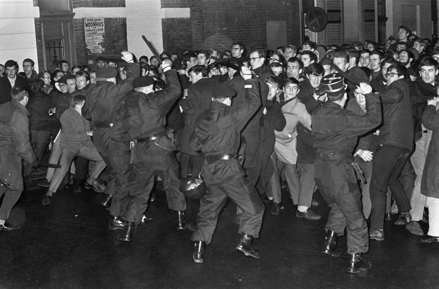 Confrontatie tussen de Rijkswacht en stakende Vlaamse studenten in Leuven, 18 januari 1968. Foto Ron Kroon. (Nationaal Archief, Den Haag)